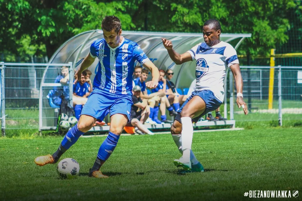 Flavio battles for the ball