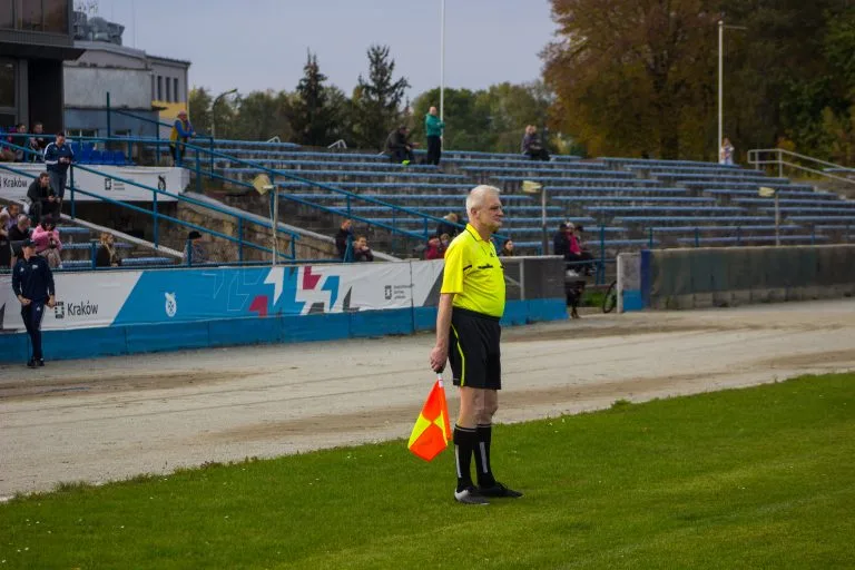 A linesman in Krakow Dragoons FC vs Wanda