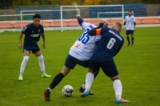 Emre Ozan Çolakoğlu of Krakow Dragoons FC disputing a ball vs Wanda