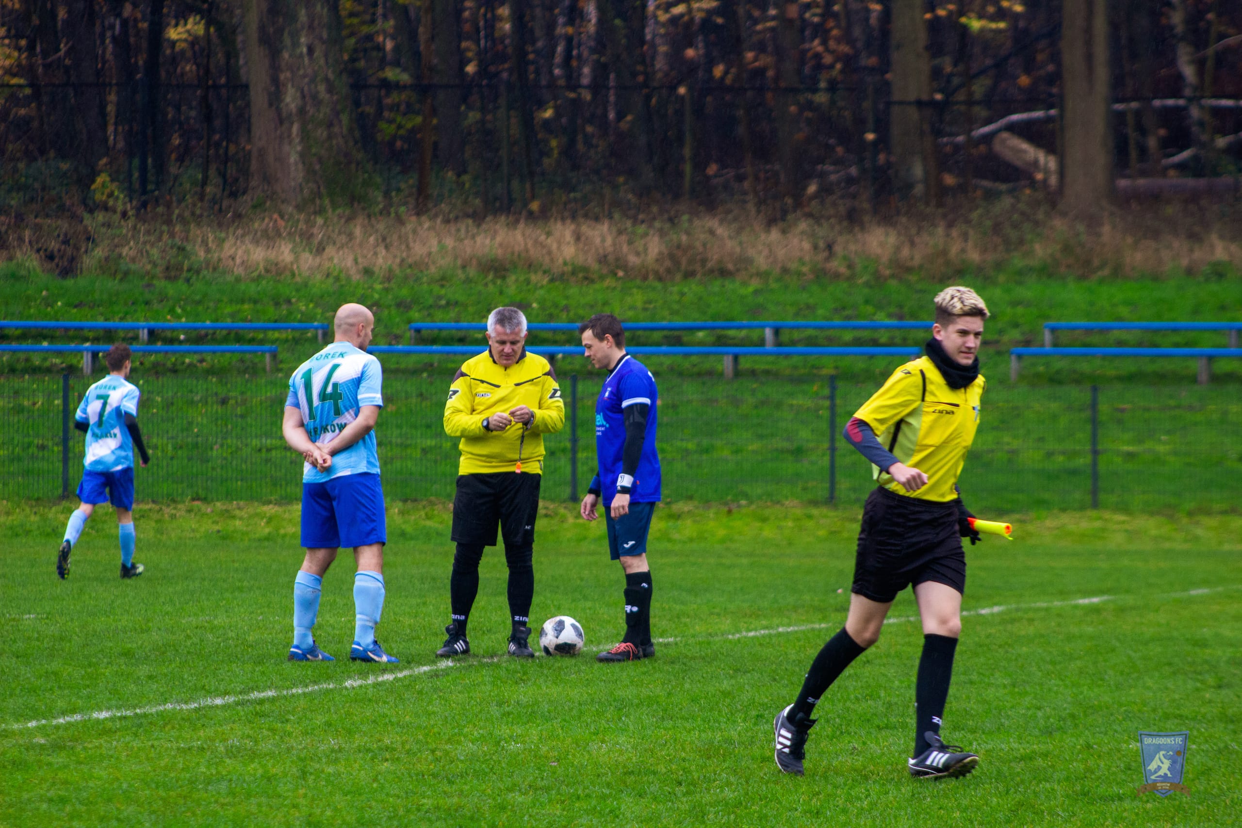 Captains and referee during coin toss in Borek vs Krakow Dragoons FC