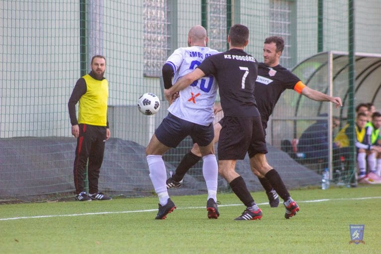 Emre Ozan Çolakoğlu of Krakow Dragoons FC surrounded by two Podgórze opponents