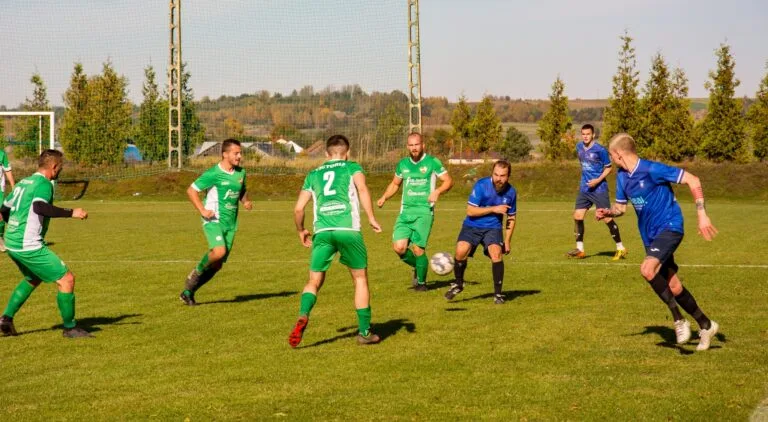 Krakow Dragoons FC and Victoria Smroków players disputing a ball in the centre of the park