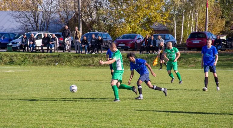 Krakow Dragoons FC and Victoria Smroków players disputing a ball in the centre of the park