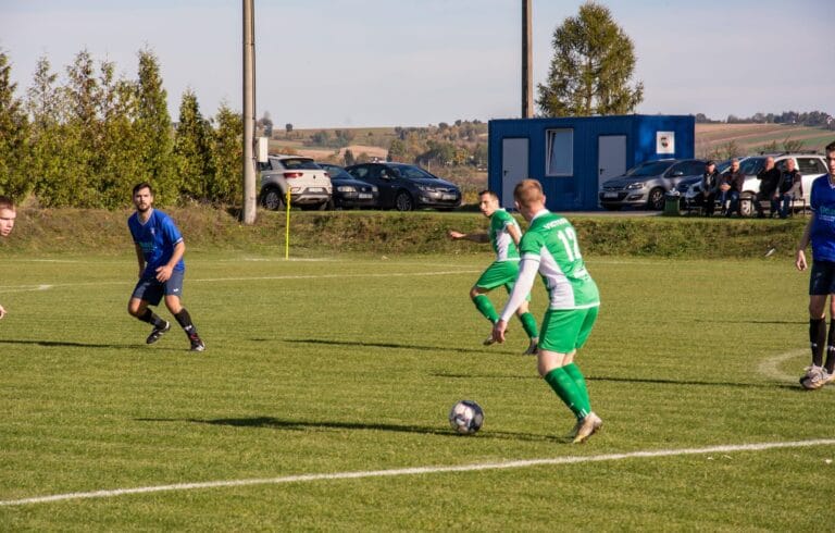 Victoria Smroków try a fast counter-attack vs Krakow Dragoons FC