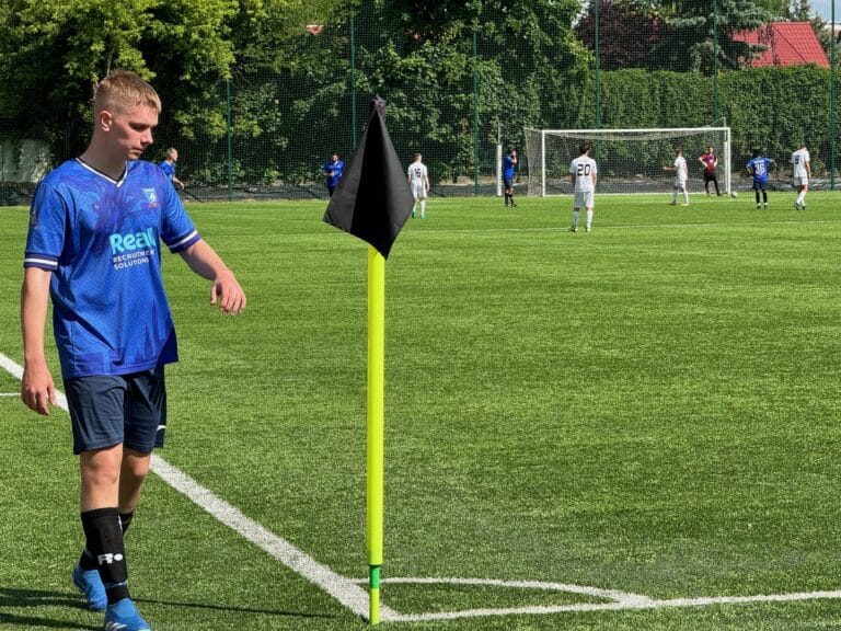 Roman Bilovol passing the corner kick flag after being subbed