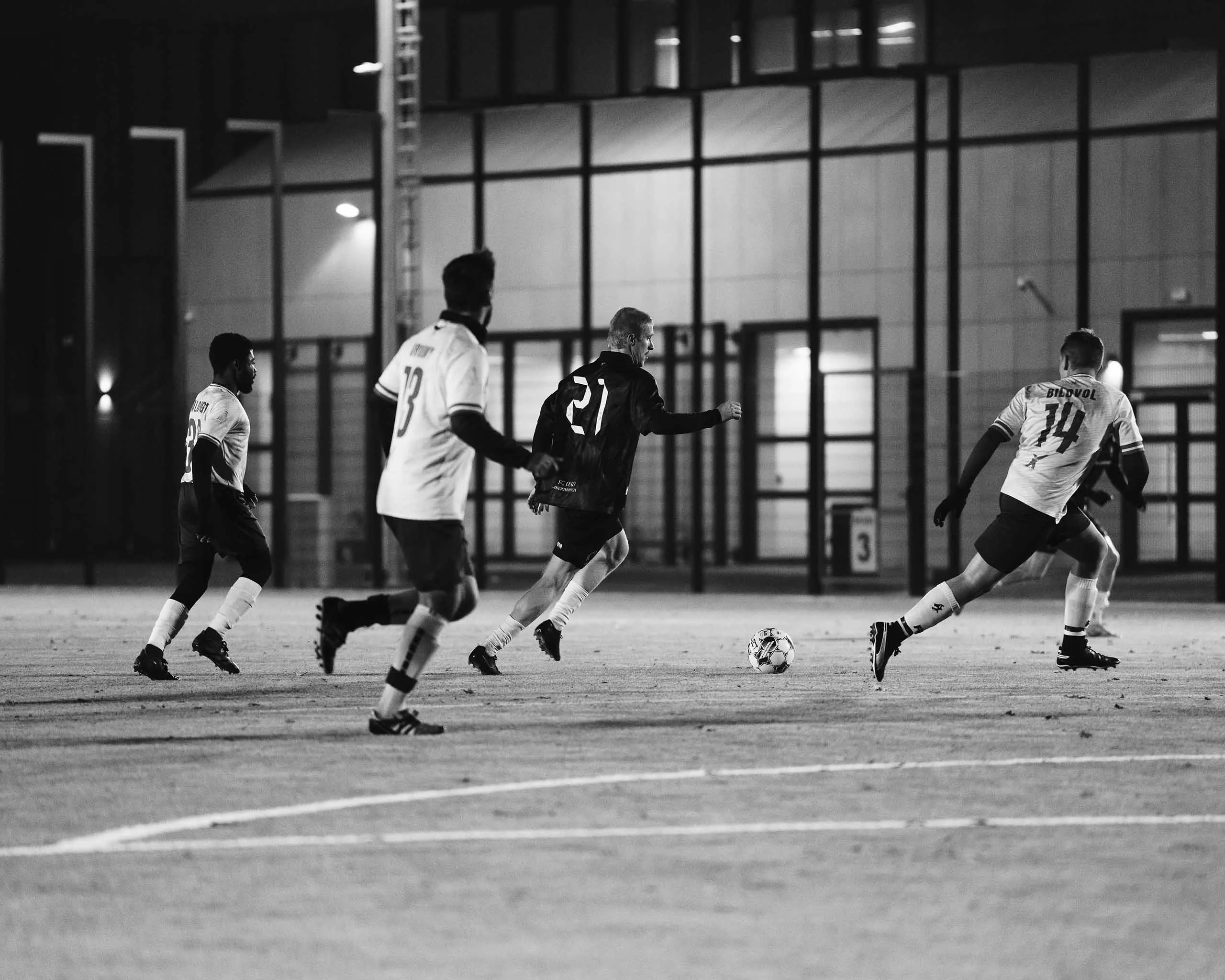 A black and white picture of a match action between Krakow Dragoons FC and FC Oslo